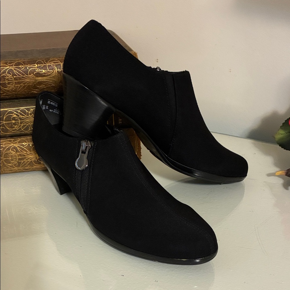 Munro Black Heeled Boots for Women Size 7 NWT